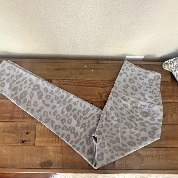 EUC Beyond Yoga Leopord Yoga Pants Size Small - Picture 13 of 16